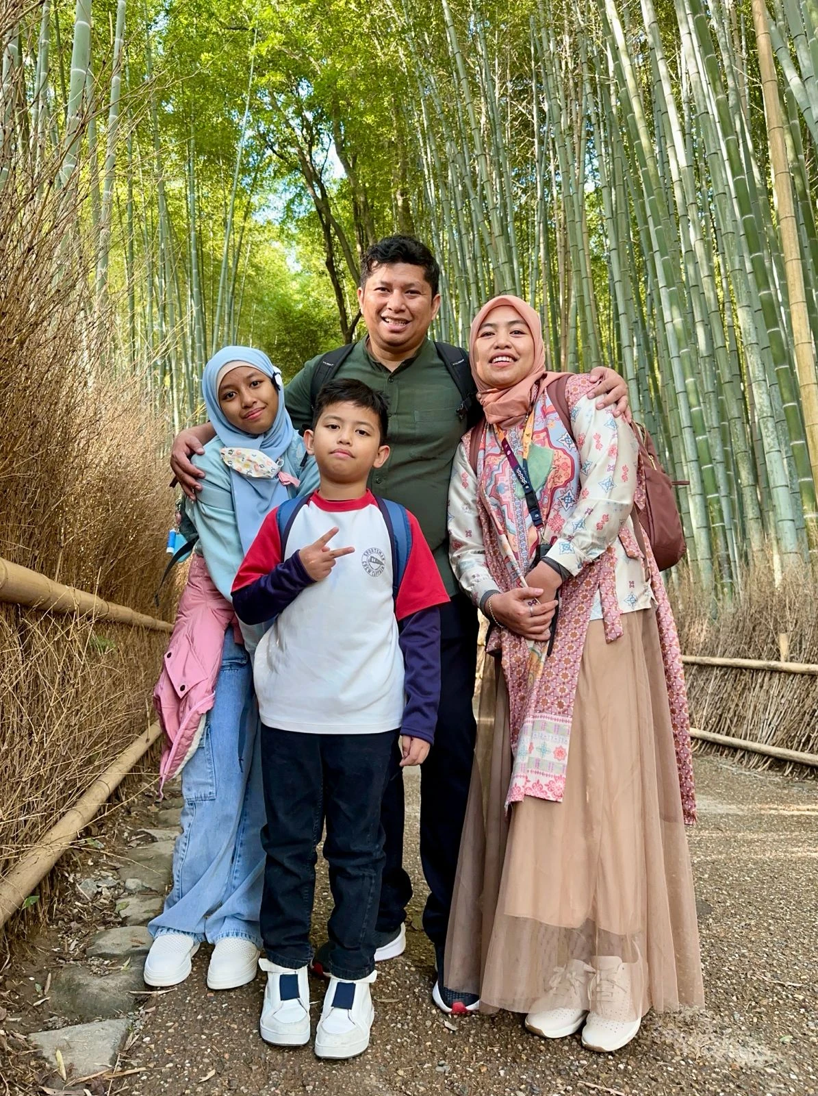 Prof. Firzan Nainu, S.Si., M.Biomed.Sc., Ph.D., Apt., penerima Anugerah Diktisaintek 2025 sebagai Ilmuwan Muda Terbaik Indonesia di Bidang STEM, berpose bersama keluarga tercinta dalam suasana hangat dan penuh kebersamaan. Dukungan keluarga menjadi sumber inspirasi dan semangat di balik kiprahnya dalam dunia riset dan pendidikan tinggi Indonesia.